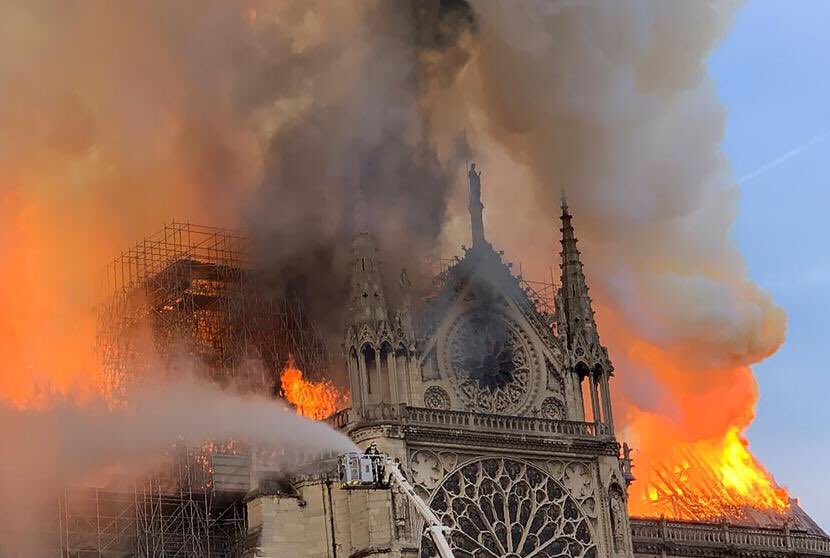 Conmovida por el incendio en #notredame. La historia tiene giros realmente inesperados. #NotreDameArde #firenotredame