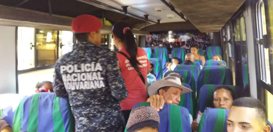 GuaricoSenades's tweet photo. Servidores del @SENADESMIJP explican la normativa vigente en relación al porte ilícito de armas de fuego y las sanciones correspondientes según la #LPCAM || #SemanaSantaSegura2019 || @MIJPVenezuela @Guaricoseguro @pabloefb @josemvasquez @MIGDALIAHURTAD1 @ZODI_Guarico35 @OVSMIJ https://t.co/wTfXeXXarr