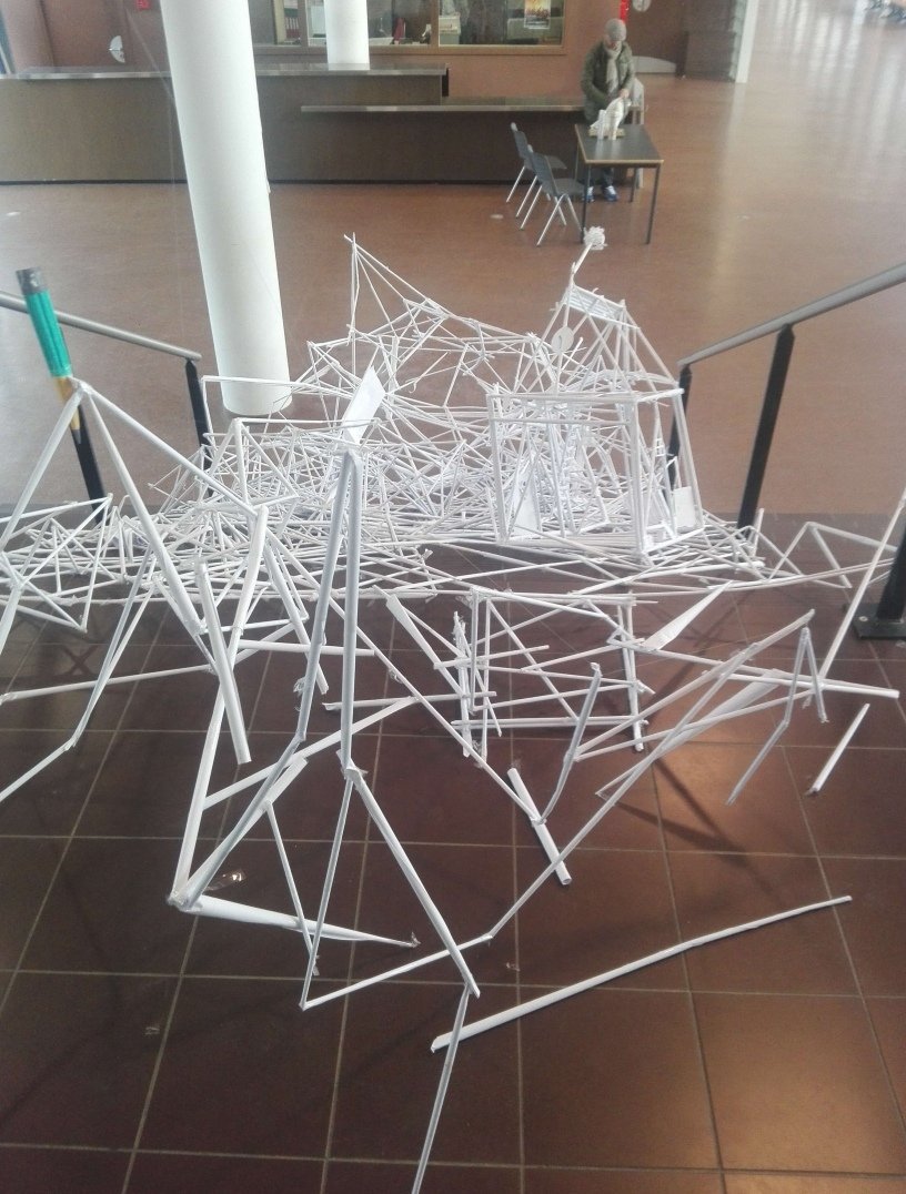#PartageDidée Notre œuvre d'art participative proposée pour le dossier <a href="/Eco_Ecole/">Programme Eco-Ecole</a>
2018 : une œuvre évolutive arachnéenne réalisée à partir de papier roulé qui s'est construite tout au long de la matinée des portes ouvertes en fonction des contributions des élèves #lyceevert 1/2