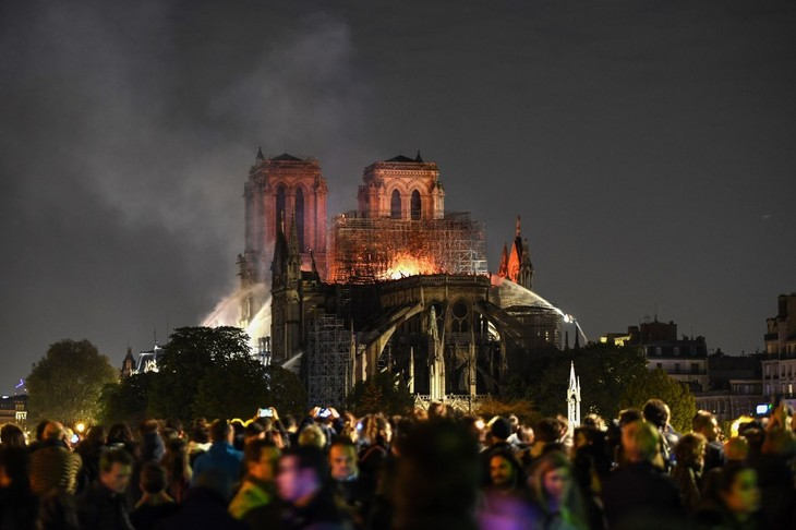 PRJeanPing's tweet photo. L'émoi international, suscité par l'incendie de #NotreDamedeParis, est à la mesure de ce patrimoine mondial. AU nom du #Gabon, j'exprime ma solidarité avec tous ceux qui sont attachés à ce joyau architectural, un des symboles de cette #France, fille aînée de l'Eglise. https://t.co/IQKXhR5Nrg