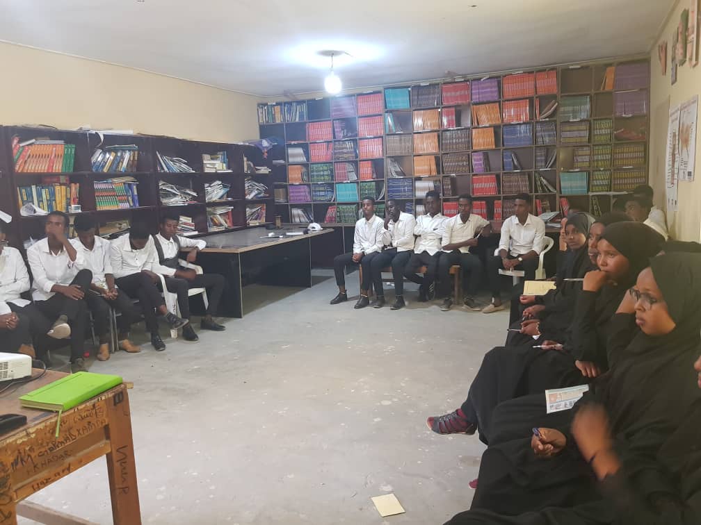 fatimakaluun's tweet photo. I am happy to stand in front with young students and share my experiences with them and discuss together the importance of reading
#studentsNeedourAttention #Hiilardeyworkshop @hiilarday @Emanahmet6 #highschoolsupport https://t.co/pUqoPve5bo