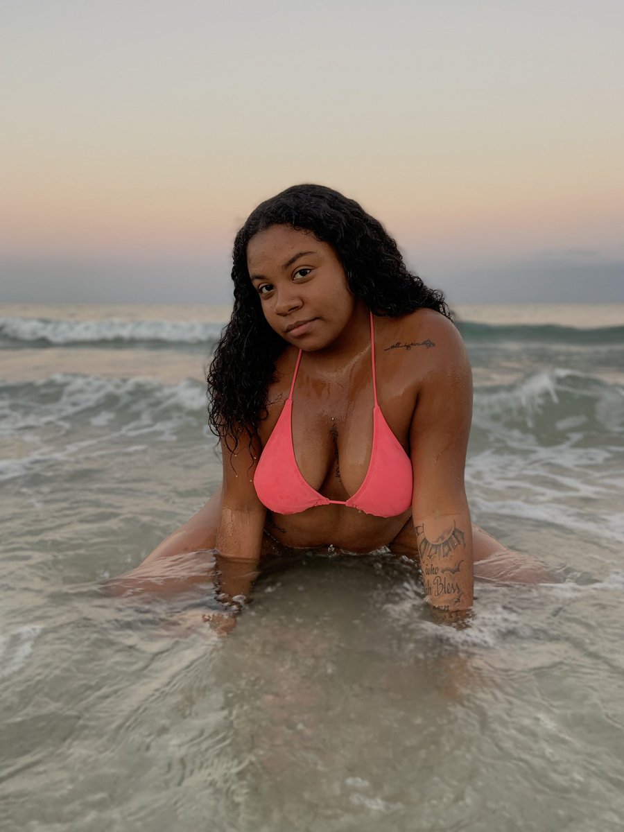 chin_gabby's tweet photo. #Beachsettings😁👙 https://t.co/xmmTQLY7wu