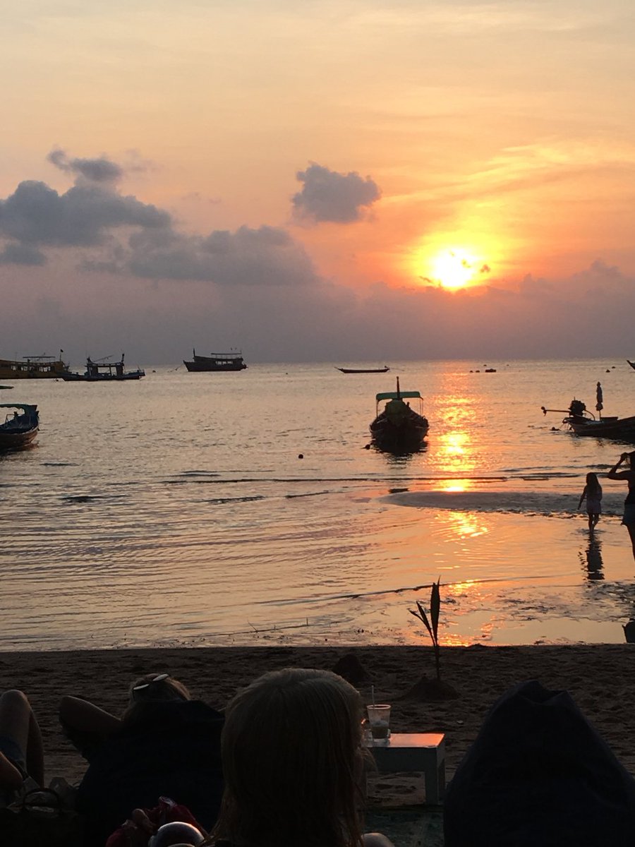 walshdi3's tweet photo. Day 20 to 26 – Kho Tao, sunset, snorkelling &amp; one size fits all!! https://t.co/HrmzSFjUSB https://t.co/cHT1La3rHU