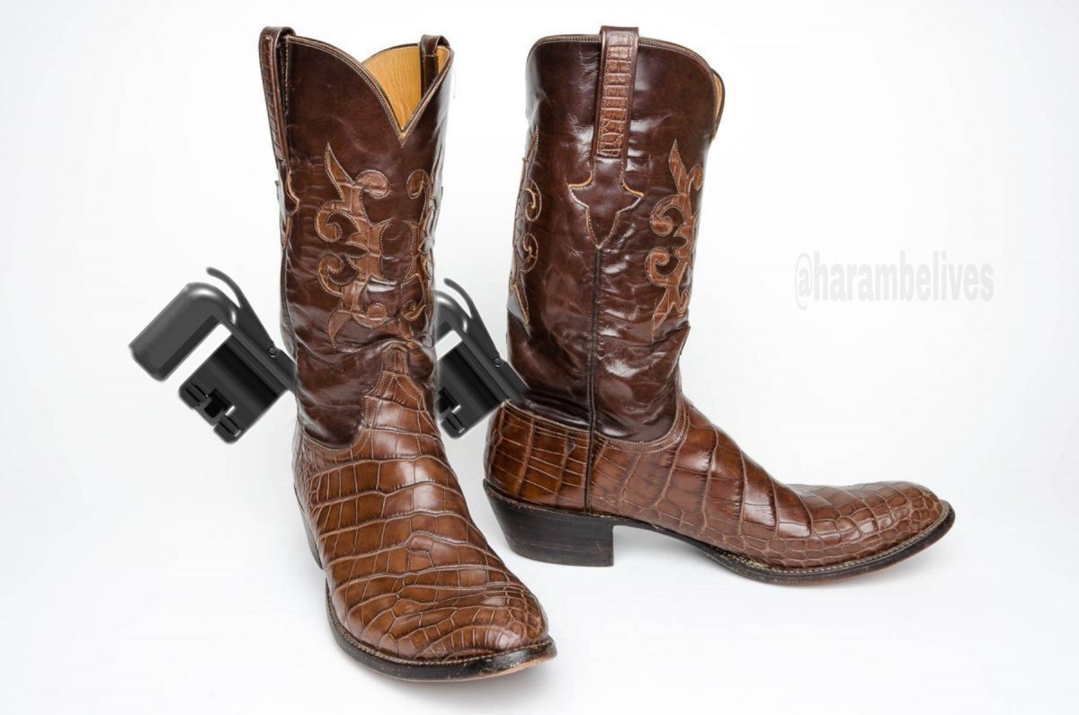HarambeLives_69's tweet photo. Will be selling these Texas edition boots with custom triggers to help open doors in game 👌 #yaawyeet #gotthe #triggerintheback https://t.co/LLmhLHBFPg