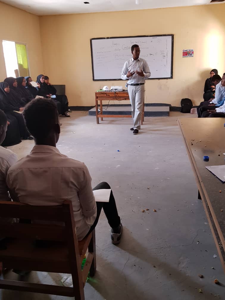 fatimakaluun's tweet photo. Quality education and promote lifelong for young secondary students is @hiilarday's target #hiilardeyworkshop #StudentsNeedOurAttention @ConnectSDGs @SDGSomaliland @SchoolForSDG4 @SDG4Youth https://t.co/tUEYTxbTGD