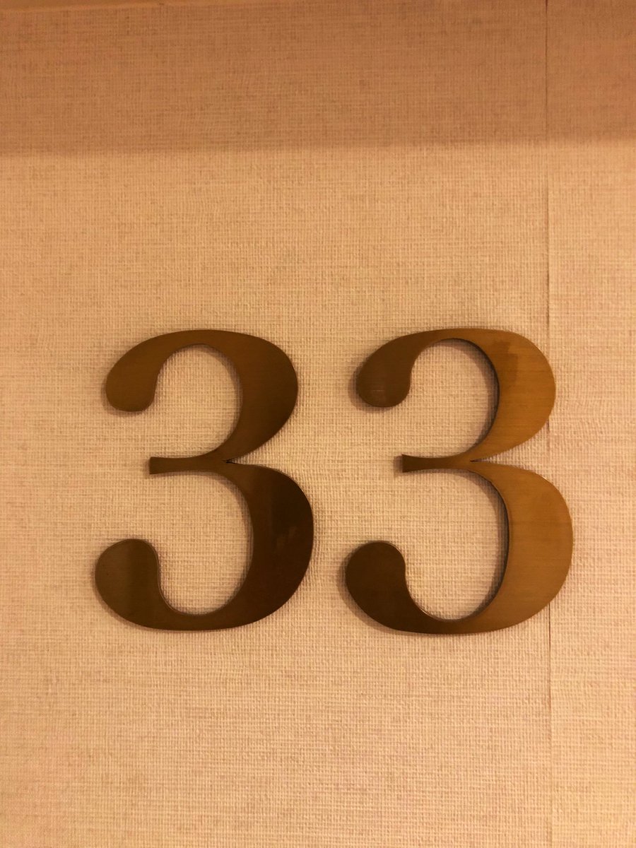 KayVeertien's tweet photo. 昨日だけ部屋の変更で広い方になった。一人でキングはデカいって。高層ダメやって。頭痛い。
#33rdFloor https://t.co/LMDrLe9zPL