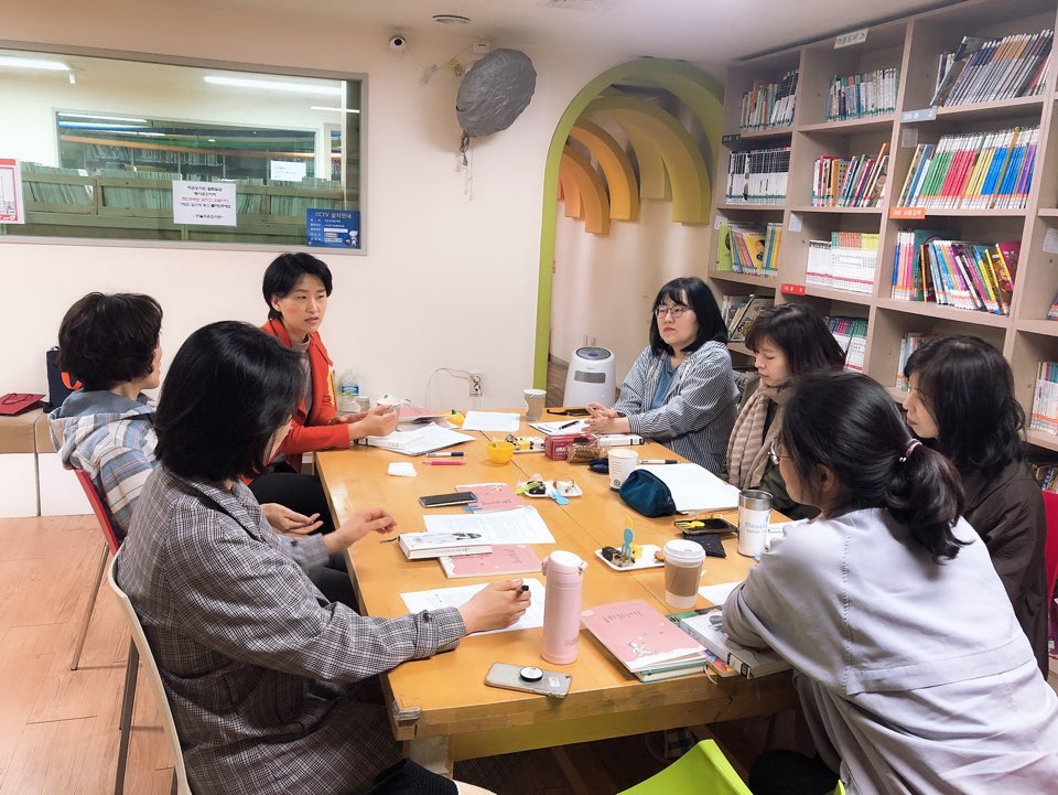 hansolwf's tweet image. #한솔종합사회복지관 #한솔작은도서관 #어린이도서연구동아리 입양과 미혼모라는 무거운 주제와 불편함에 대한 이야기를 그린 "엑시트"라는 도서를 다루었습니다.  작가는 왜 이러한 주제를 선정하여 글을 썼는지, 아동들에게 어떻게 입양과 미혼모에 대해 설명할지에 관해 이야기 해보았습니다~