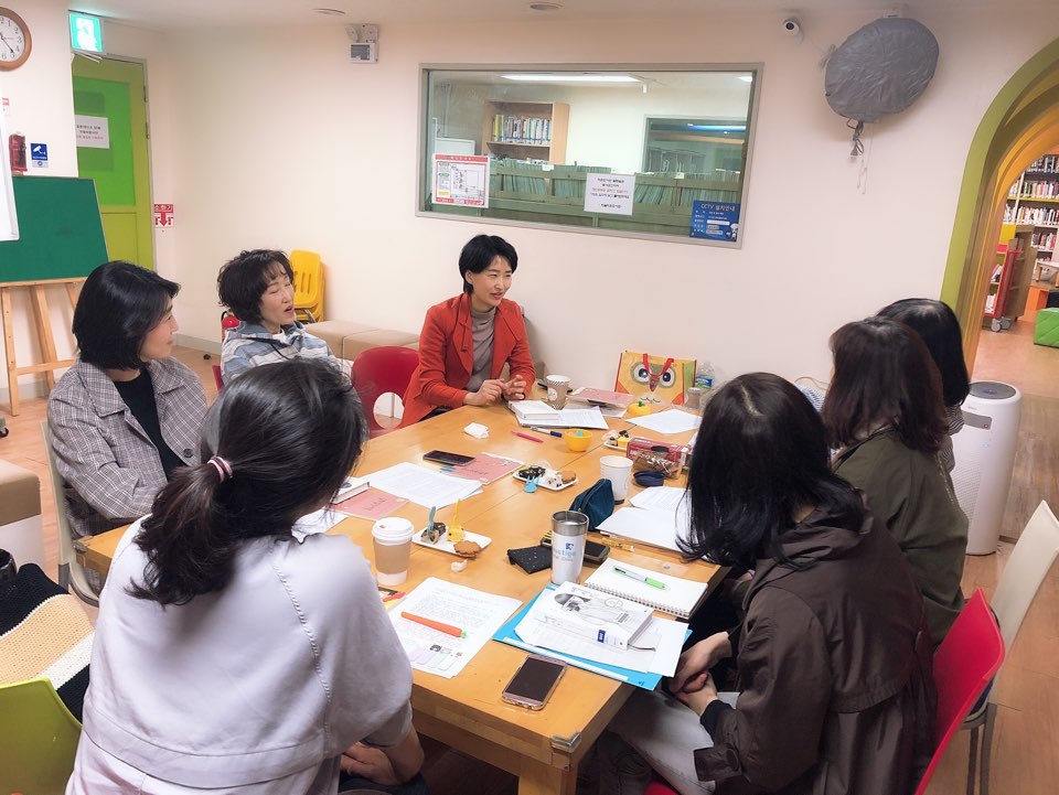 hansolwf's tweet image. #한솔종합사회복지관 #한솔작은도서관 #어린이도서연구동아리 입양과 미혼모라는 무거운 주제와 불편함에 대한 이야기를 그린 "엑시트"라는 도서를 다루었습니다.  작가는 왜 이러한 주제를 선정하여 글을 썼는지, 아동들에게 어떻게 입양과 미혼모에 대해 설명할지에 관해 이야기 해보았습니다~