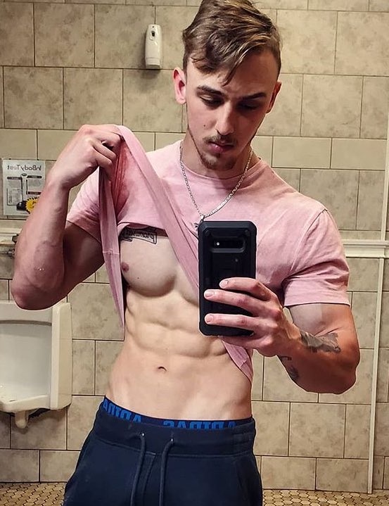 hungsirian's tweet photo. Hey faggots. Miss me? 💪🏻 #findom #cashmaster #alphamale https://t.co/LUyVgY9pDa