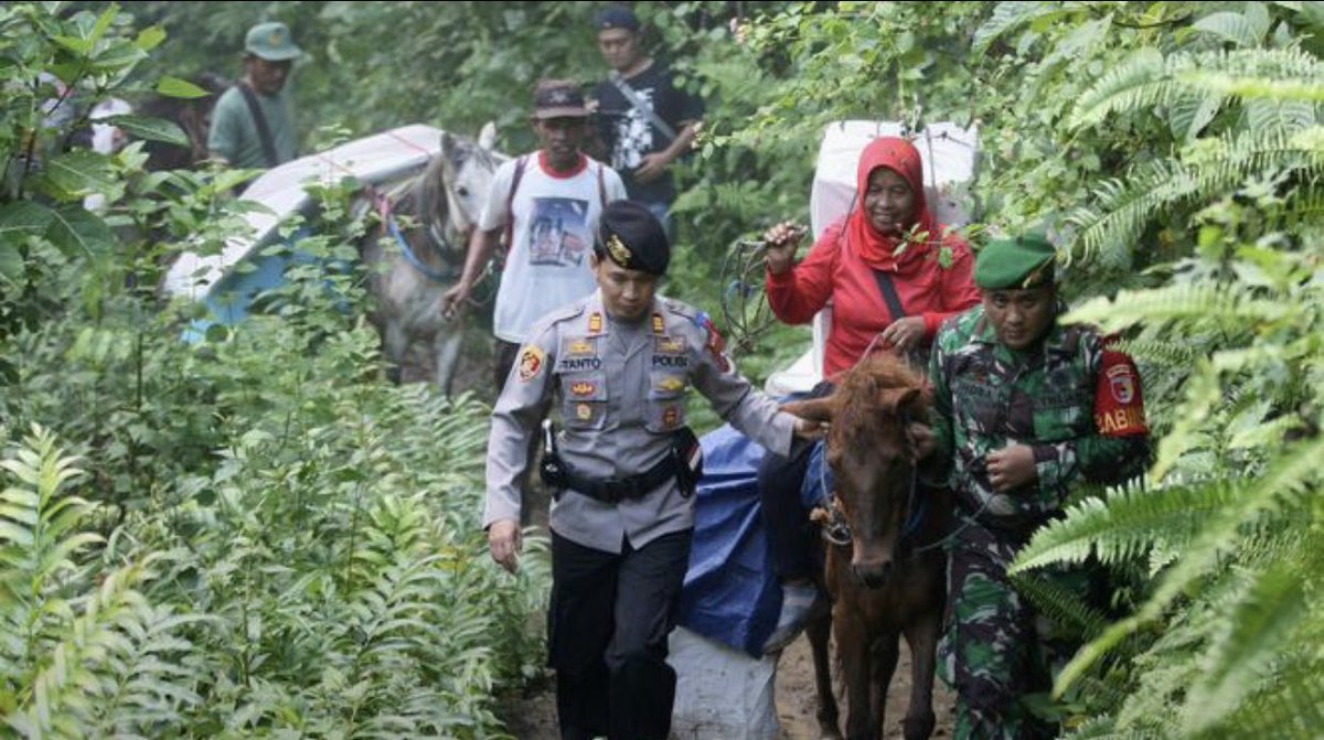 aagym's tweet photo. MasyaaAlloh...
Perjuangan aparat Dan petugas pemilu,,, 
Menembus pedalaman untuk menunaikan amanah..
Semoga jadi amal soleh..

Jangan sia siakan semua perjuangan dan pengorbanannya..

Untuk bersama sama membangun Negeri kita agar semakin diberkahi Alloh... https://t.co/3ofgjYli6J