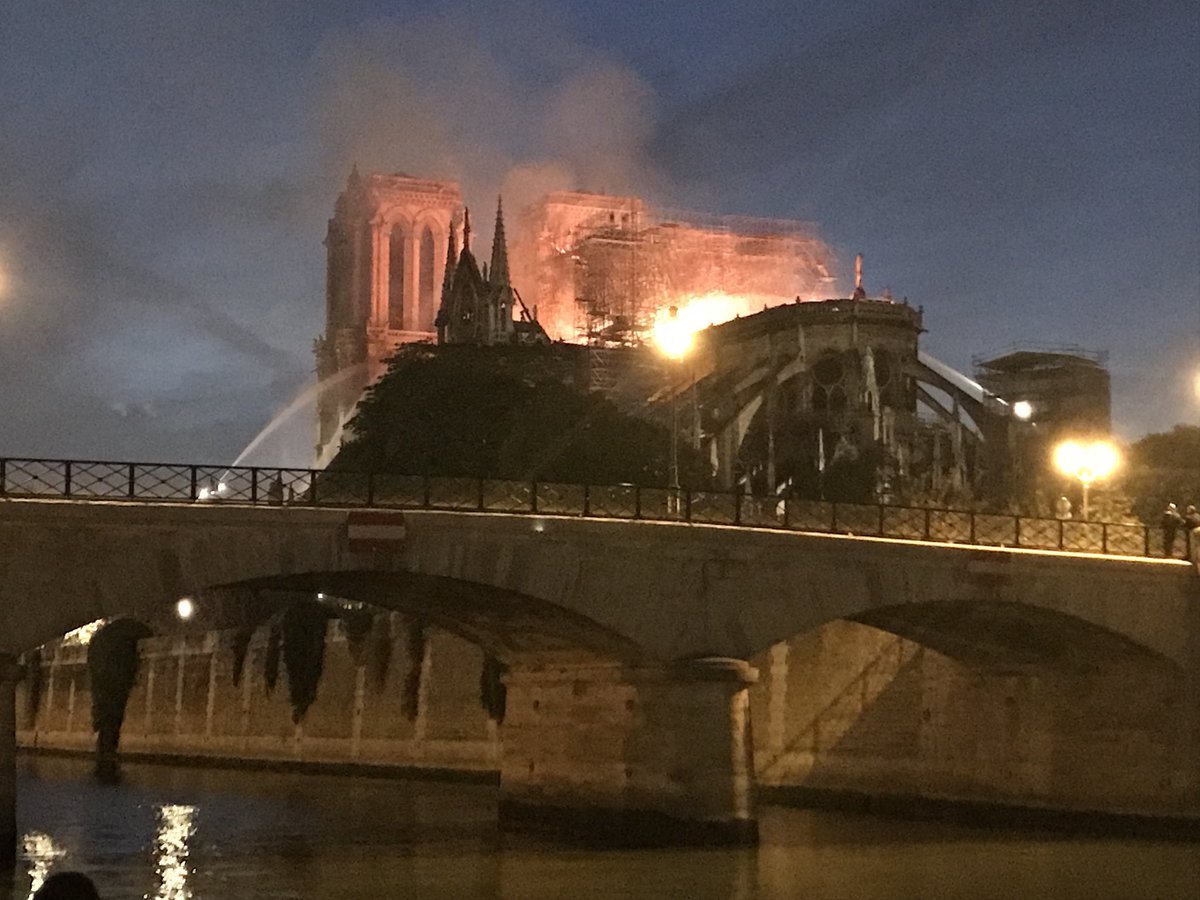 H_Lad's tweet photo. #NotreDameFire https://t.co/Niwp8aPPK6
