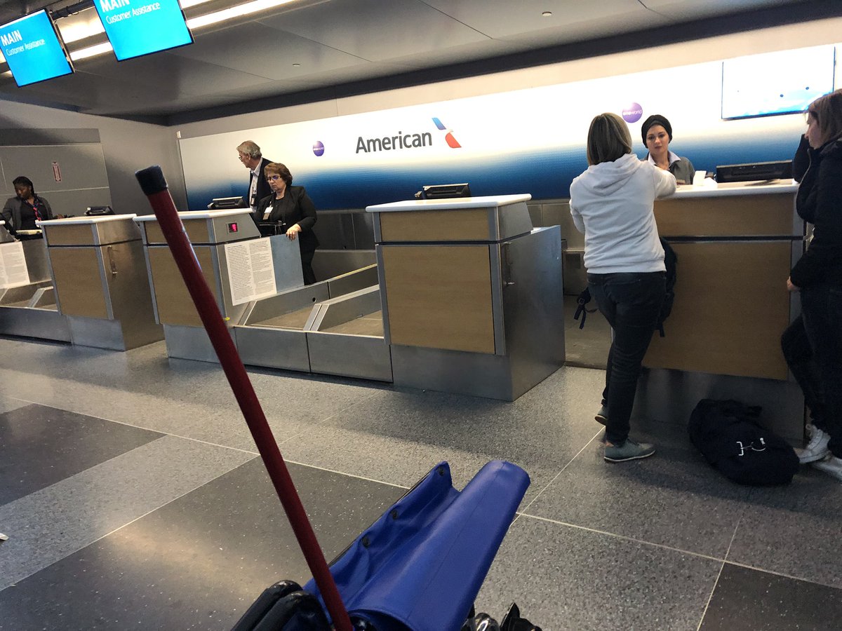 mikeyvees's tweet photo. 2 people working 4 behind the counter. @AmericanAir When you cancel people’s flights, at least have the decency to have great customer service. #dowhatsright #rightyourwrong #rediculous https://t.co/yM6aRXjxHL