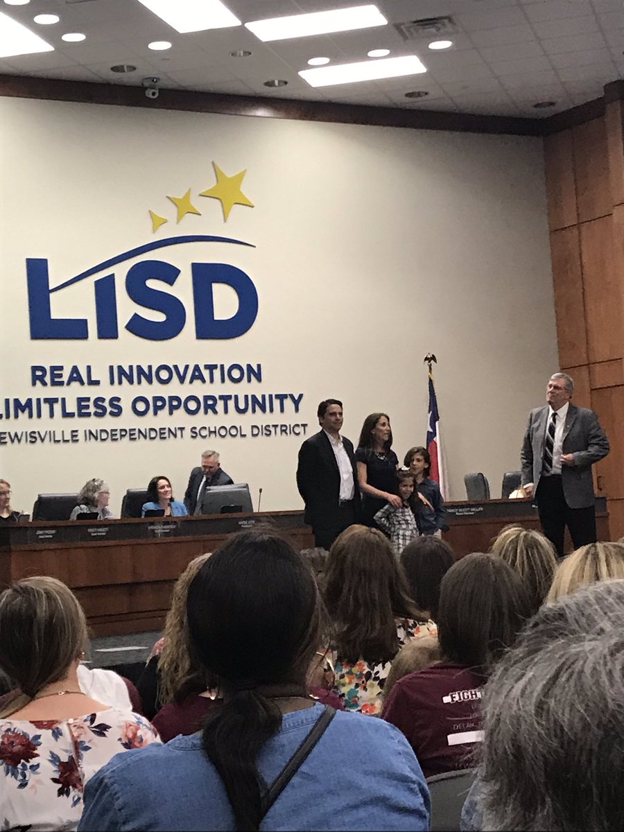02erod's tweet photo. Exciting evening for the D.L program! Ss from @Camey_ES leading the Pledges Ss from @IndependenceES advocating and  the Principal for @LakelandES being announced. Congratulations @vanesaasbun #LISDBILESL #duallanguage @emontanez07 @krn_watson @changeBcreative https://t.co/WA1xZJZU1M