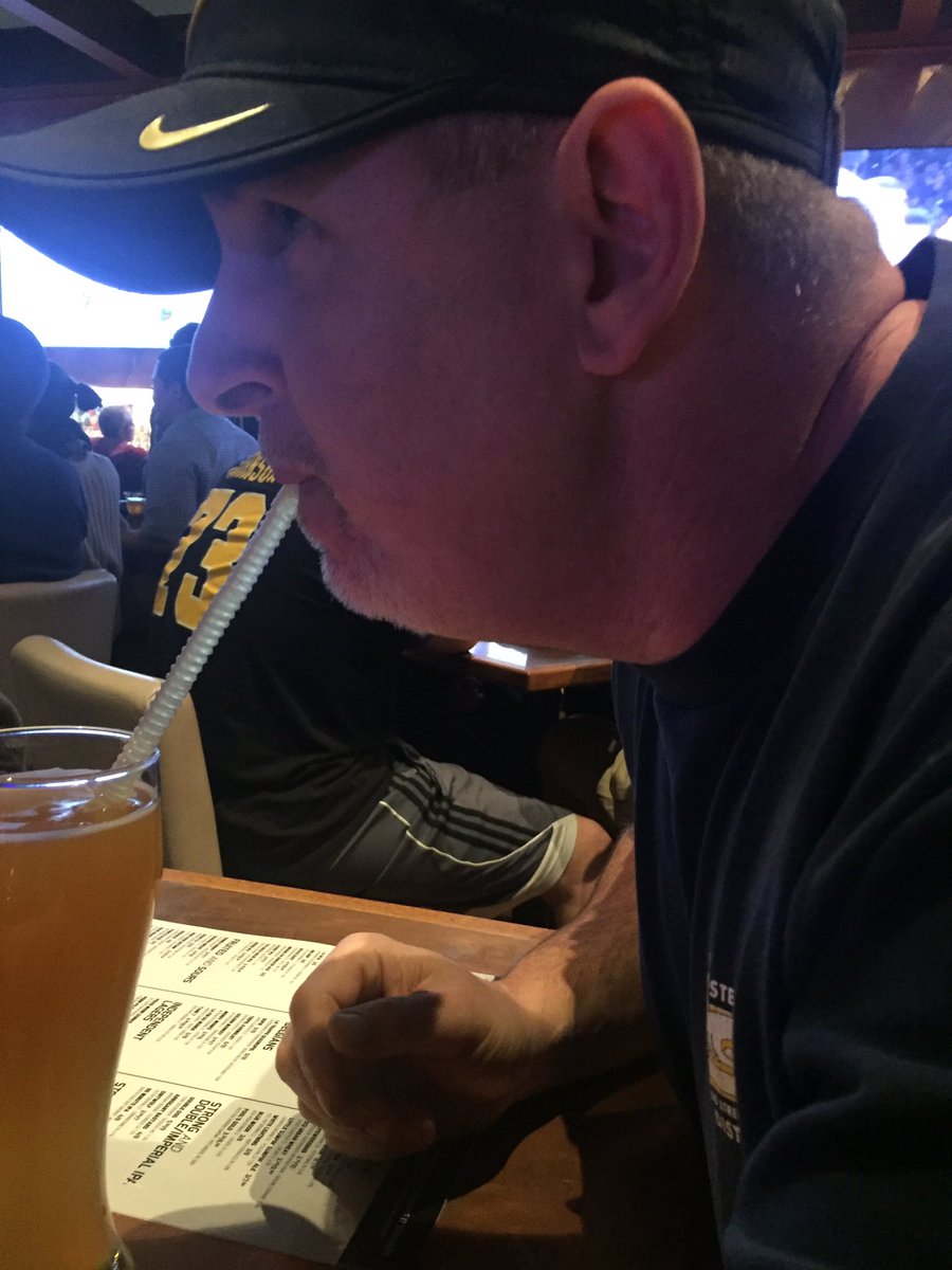 Barnman64's tweet image. Blue Moon and a kid straw don’t matter good beer huh Dick Nelson #citywirkspgh