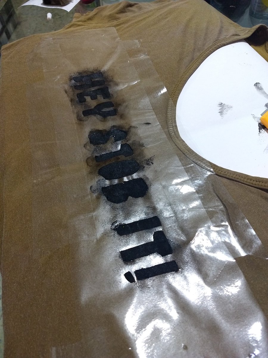 JingleSonyeo's tweet photo. Cuando el amor al bias está alto y el dinero bajo. Pues un DIY LOL #KimSeokjin #Thirdguyfromright #BANGTAN #DIY https://t.co/SSkqbqyXqA