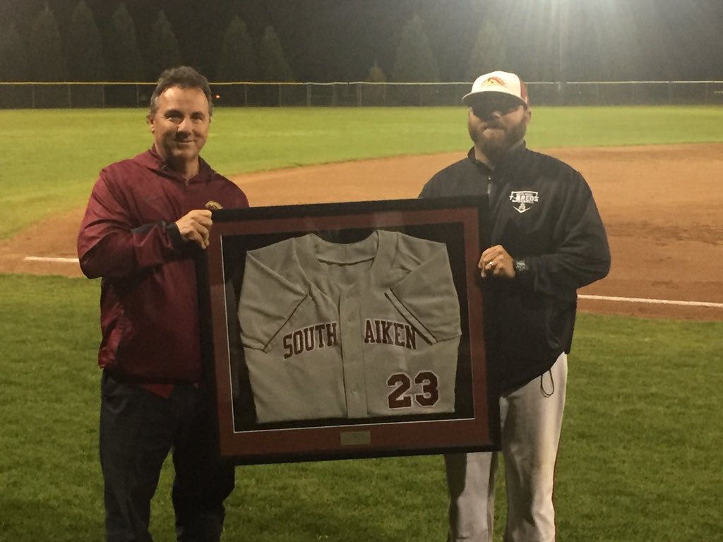 SamFuller04's tweet photo. Tonight was a special night for @TBredBaseball, it was senior night where the T-Breds won with a walk off single!! We also celebrated a T-Bred legend by retiring the jersey of former baseball coach and current AD Bob Polewski!! #PonyUp #AllMeansALL #WeBELIEVE https://t.co/3mH8Dvfbml