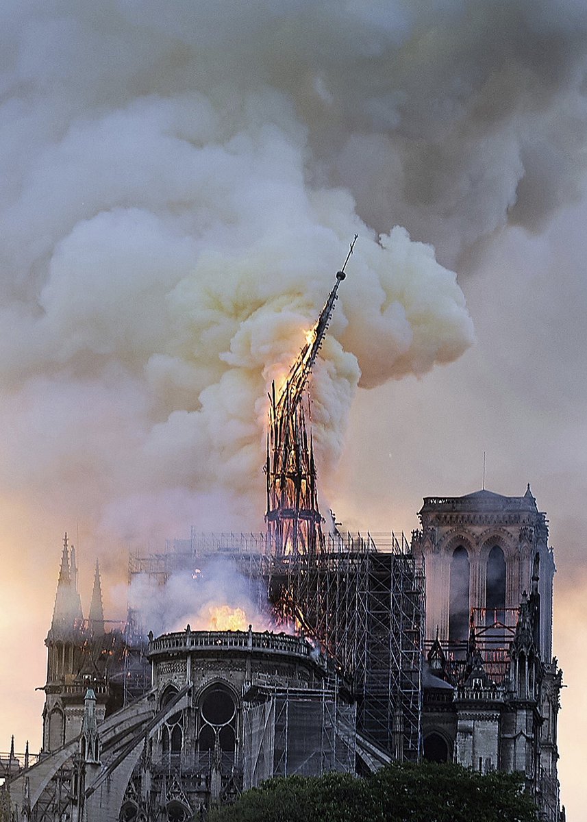 noonin95mz's tweet photo. ตำนานการ์กอย Gargoyle #NotreDame 
ศ.7 ชาวบ้านรูอองส่งหญิงพรหมจรรย์ให้มังกรไฟในถ้ำใกล้ม.แซนทุกปี มังกรโกรธจะพ่นไฟเผาหมู่บ้านเมื่อส่งนักโทษไปแทน นักบวชแซงต์รูมานีย์ฆ่ามังกรแลกกับการสร้างโบสถ์
ชาวบ้านเอามังกรเผาไฟเหลือแค่หัวที่ไม่ไหม้
นักบวชให้เอาไปไว้บนโบสถ์เพื่อขับไล่ความชั่วร้าย https://t.co/bipwzs9q6h