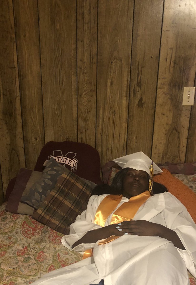 2xnodnol's tweet photo. Waiting on graduation like 👩🏾‍🎓😴😂😭 May 24th me https://t.co/ycxahfBKta