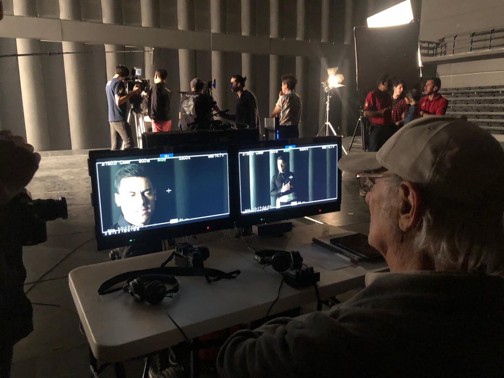 _CarlosRivera's tweet image. El maestro Carlos Saura, que gran honor. Agregó un día más de rodaje para que alcanzara a llegar y hacer mi cameo en su película #ElReyDeTodoElMundo Dónde además junto con mi hermano @alfonsofilm somos compositores y productores de la banda sonora.
