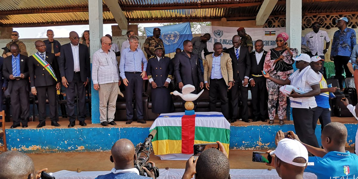 PrimatureC's tweet photo. @FirminNgrebada Pm s'est rendu ce lundi 15/04 avec la mission conjointe #AU #UN #EU à Bambari et Bangassou pour la mise en œuvre de l’accord et la consolidation de la paix, aussi le lancement de la caravane de la paix.
@AU_Chergui @Lacroix_UN @ndiayemankeur @Union_Africaine https://t.co/vki4K2DkY8