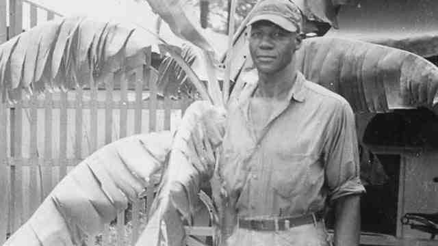 Awesome to hear <a href="/Kurkjian_ESPN/">Tim Kurkjian</a> share the story of Buck O’Neil learning that Branch Rickey had signed Jackie Robinson into the Brooklyn Dodgers organization. Buck, serving in WWII in Subic Bay, Philippines grabbed the bullhorn &amp; alerted the troop of the historic signing! <a href="/MLB/">MLB</a> RT