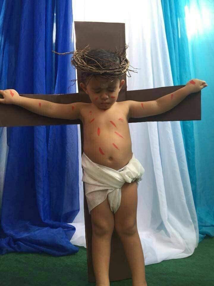 Langeuson's tweet photo. Católicos: 
“Los gays no deben exhibirse frente a los niños porque los influencian con temas que no pueden comprender, así que no vengan a imponerles sus gustos o creencias. Son solo niños”

Also los católicos: https://t.co/sjlOE5BVqA