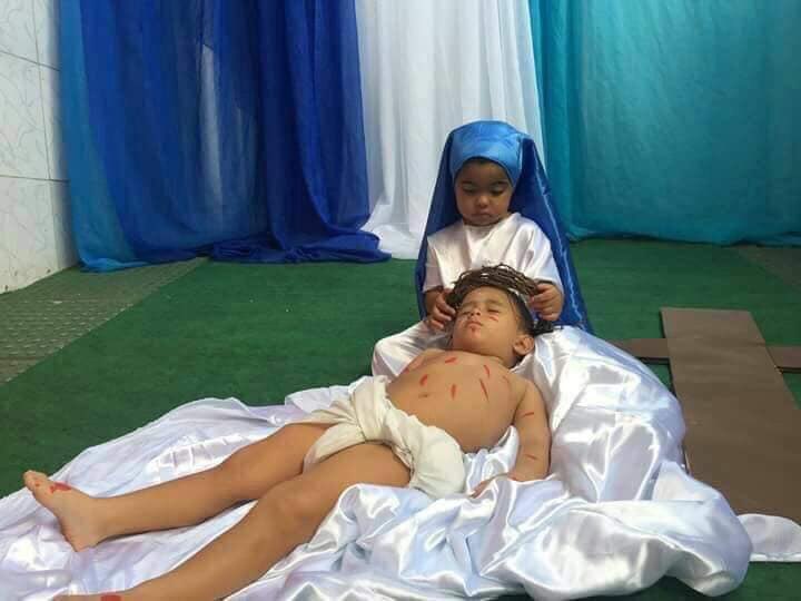 Langeuson's tweet photo. Católicos: 
“Los gays no deben exhibirse frente a los niños porque los influencian con temas que no pueden comprender, así que no vengan a imponerles sus gustos o creencias. Son solo niños”

Also los católicos: https://t.co/sjlOE5BVqA