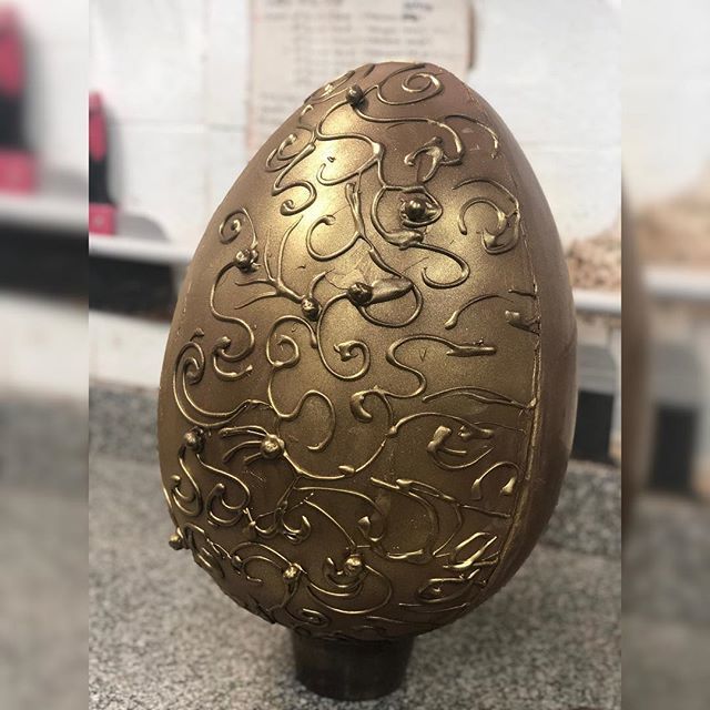 C H O C O L A T E &amp;  O R O .
.
.
3 kg de Chocolate con Leche relleno de Almendras, Avellanas, Uvas Pasas y Cereales Bañados en Chocolate, Bombones y Tabletitas de Chocolate.
.
.
.
#compañiadechocolates #comerico #huevosdepascua #semanasanta #chocolates #… bit.ly/2V0gPzf