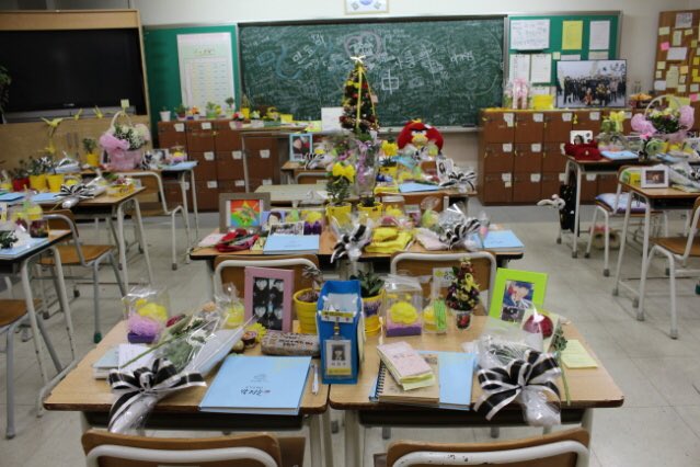 Monie_MOONCHILD's tweet photo. The classroom filled with our laughter- don’t forget
The paper we exchanged filled with secrets- don’t forget 
The food I ate when I was a child, mom dad - don’t forget 

Perhaps one day, we’ll meet again, and I’ll tell u how much I missed u
 #세월호_5주기 #Remember0416 #Sewol https://t.co/ZcBI0uywqD