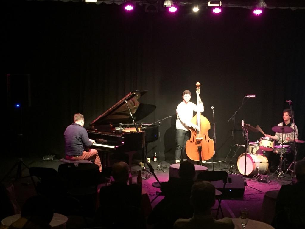 Kiitos eilisistä jameista, paikalla oli 30 soittajaa sekä iloinen joukko muuta väkeä! Seuraavat jamit ovat vielä toukokuussa, tiedotamme pian tarkemmin. <a href="/KokoJazzClubHki/">Koko Jazz Club</a> #jazzmuusikot #jamit #Helsinki