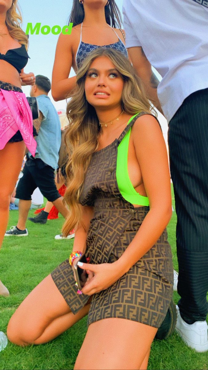 My two moods when in Coachella...

#FreeRol ¿RT?