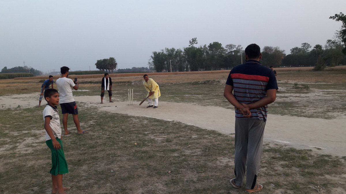 Sanjeevjhaexmla's tweet photo. #NamoAgain सहरसा विधानसभा के बसौना में जनसम्पर्क के दौरान युवाओं के आग्रह पर क्रिकेट खेलने का अनुभव सुखद रहा। @AmitShah @byadavbjp https://t.co/mKYQ2tXtlO