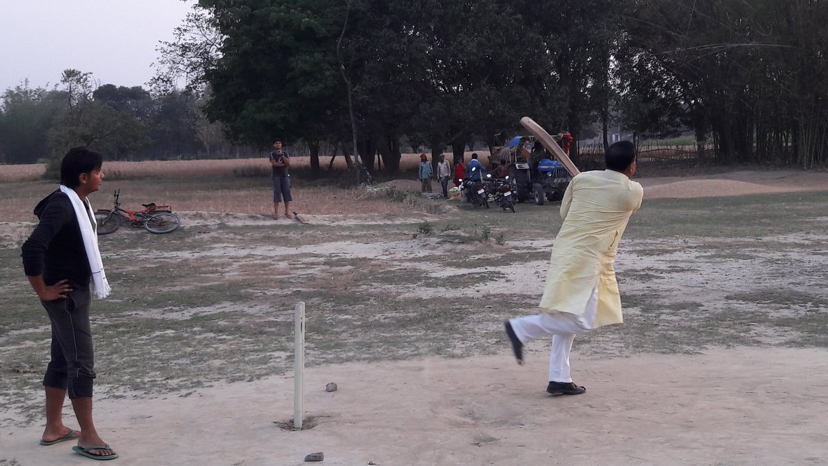 Sanjeevjhaexmla's tweet photo. #NamoAgain सहरसा विधानसभा के बसौना में जनसम्पर्क के दौरान युवाओं के आग्रह पर क्रिकेट खेलने का अनुभव सुखद रहा। @AmitShah @byadavbjp https://t.co/mKYQ2tXtlO