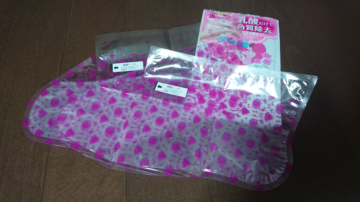 aris_k5569's tweet photo. 肌に負担の少ない乳酸で簡単、足裏角質ケアピーリングソックス。足を入れると冷やっとしますが、はいたままうろうろしても液もれもせず、使用してから4日後古い角質が剥けてきました。足裏ガサガサのカチカチだったのですが、ツルスベになりました。
#USTYLE #ミメオ #ピーリングソックス https://t.co/JFT9cNMA3F