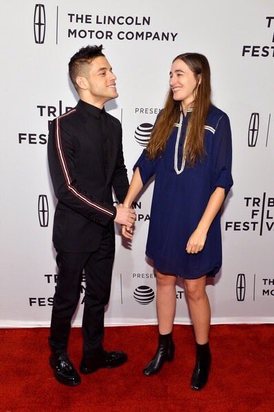 AAOsAwesomeFans's tweet photo. Can we just talk about how cute these pics are? @ItsRamiMalek & @SarahAdinaSmith at the Buster’s Mal Heart premiere. (And how gorgeous is little Rami in that suit? 😍) #RamiMalek #SarahAdinaSmith #BustersMalHeart #TalentedPeeps https://t.co/9CrQpUHKQm