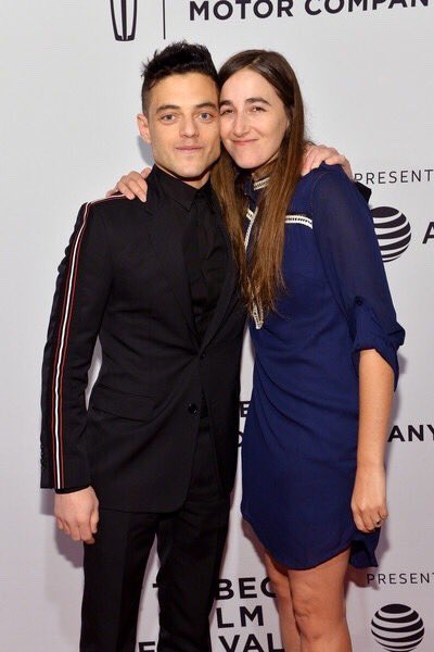 AAOsAwesomeFans's tweet photo. Can we just talk about how cute these pics are? @ItsRamiMalek & @SarahAdinaSmith at the Buster’s Mal Heart premiere. (And how gorgeous is little Rami in that suit? 😍) #RamiMalek #SarahAdinaSmith #BustersMalHeart #TalentedPeeps https://t.co/9CrQpUHKQm