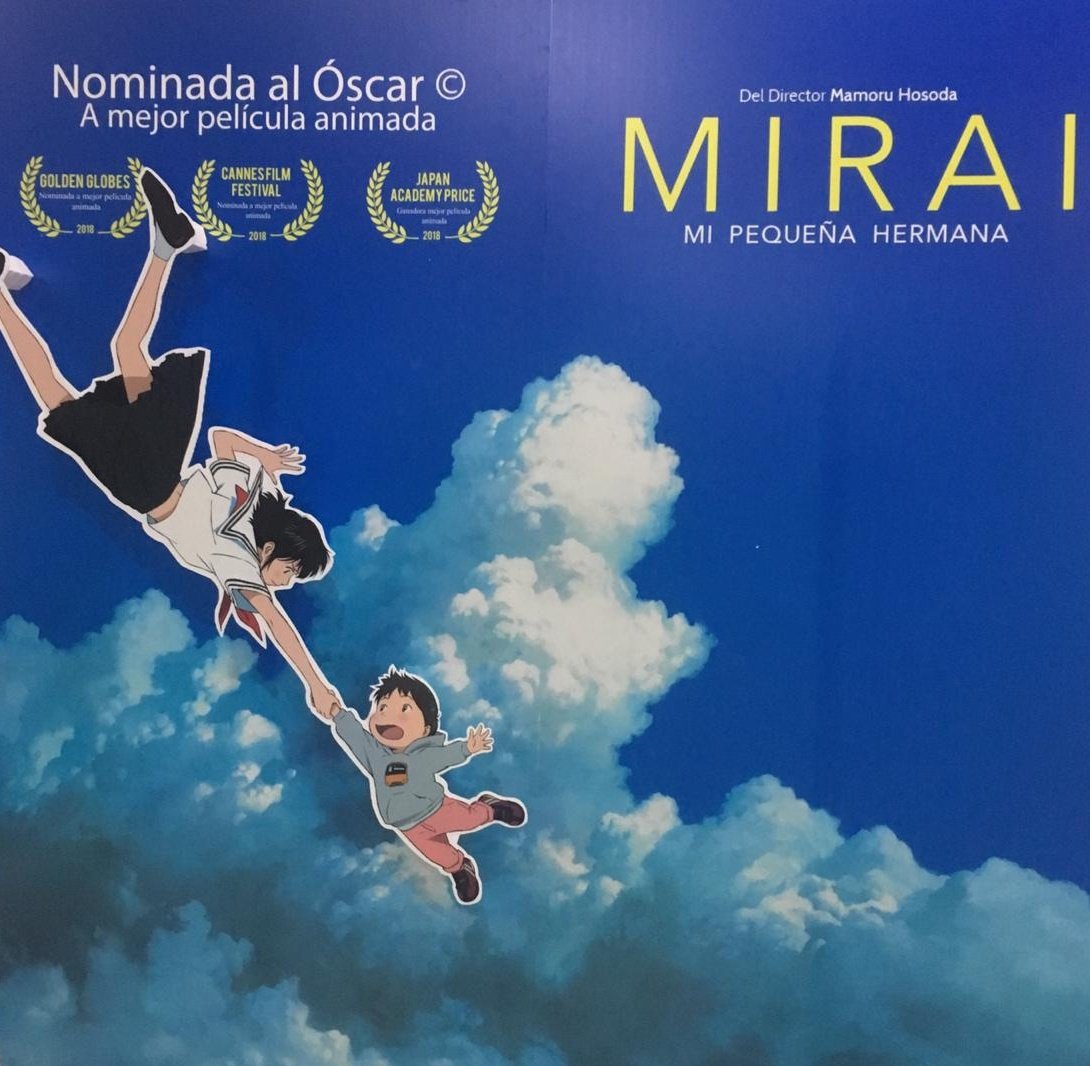 Geekyclorians's tweet photo. #Mirai nos enseña cómo ha evolucionado la animacion japonesa, pero sobre todo acompañada por una historia que nos transmite un bello mensaje, haciéndonos recordar como todo lo que hacemos cuenta.
MUY recomendable. 
Gracias @KonnichiwaFest por traer esta joya. Estreno 19 abril https://t.co/TgHUJURj2m