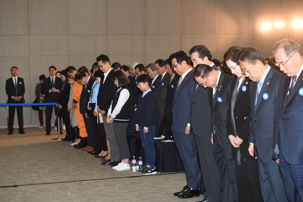 nylee21's tweet image. 제5회 국민안전의 날. 세월호 참사 진상규명을 방해하는 세력이 있습니다. 진상이 규명되고 책임소재가 가려지지 않는 한, 세월호 문제는 끝나지 않습니다. 진실을 덮어 두는 한, 훗날의 교훈이 되지 못합니다. '안전한 대한민국'은 실현가능하다고 확신합니다. 
* bit.ly/2KFe7LE