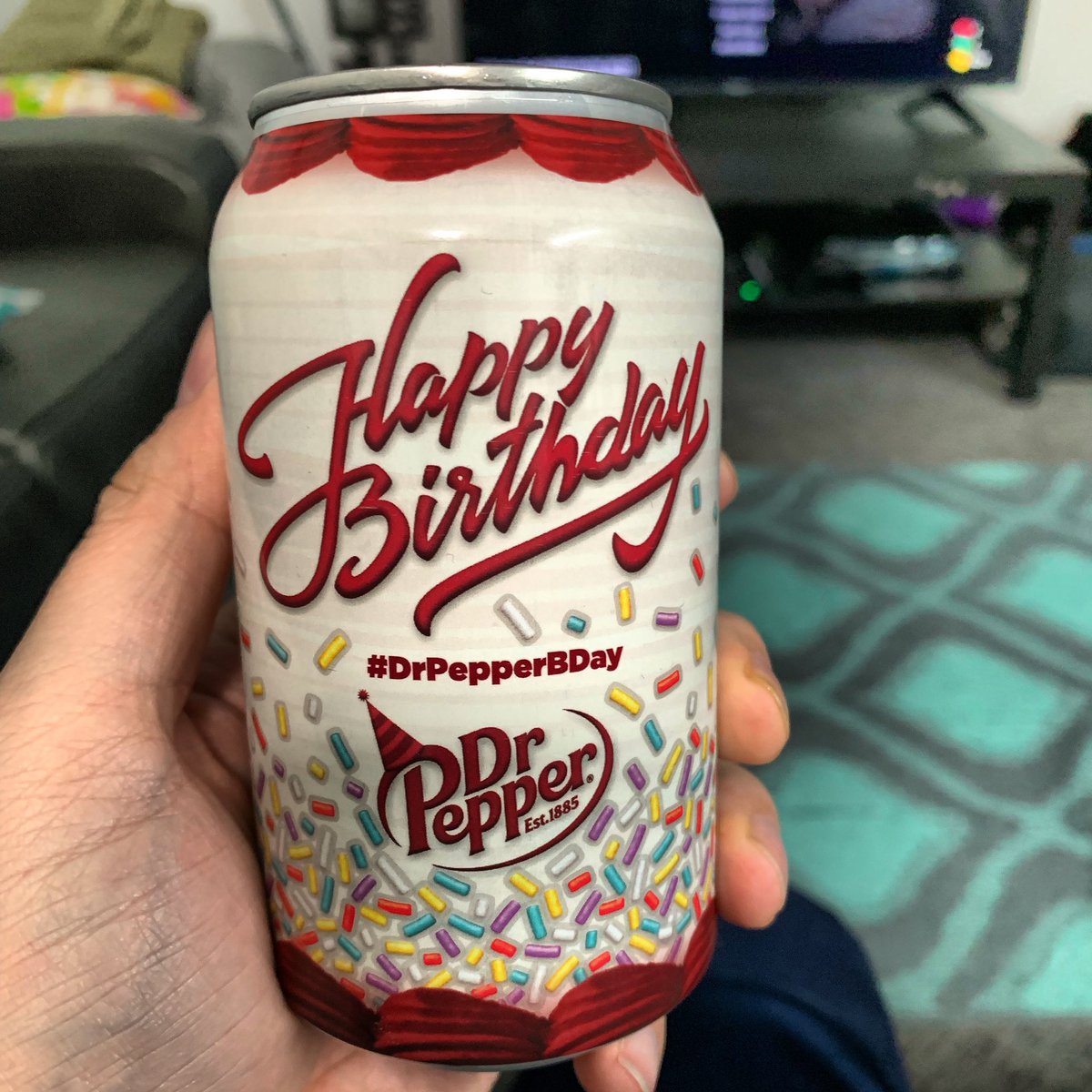 TheRandomeDud3's tweet photo. Thank you @drpepper for the awesome #DrPepperBDay present. This was like drinking a cupcake. What a way to kick off the birthday tomorrow. #PepperPack #Ambassador https://t.co/aYdnz1KhKT