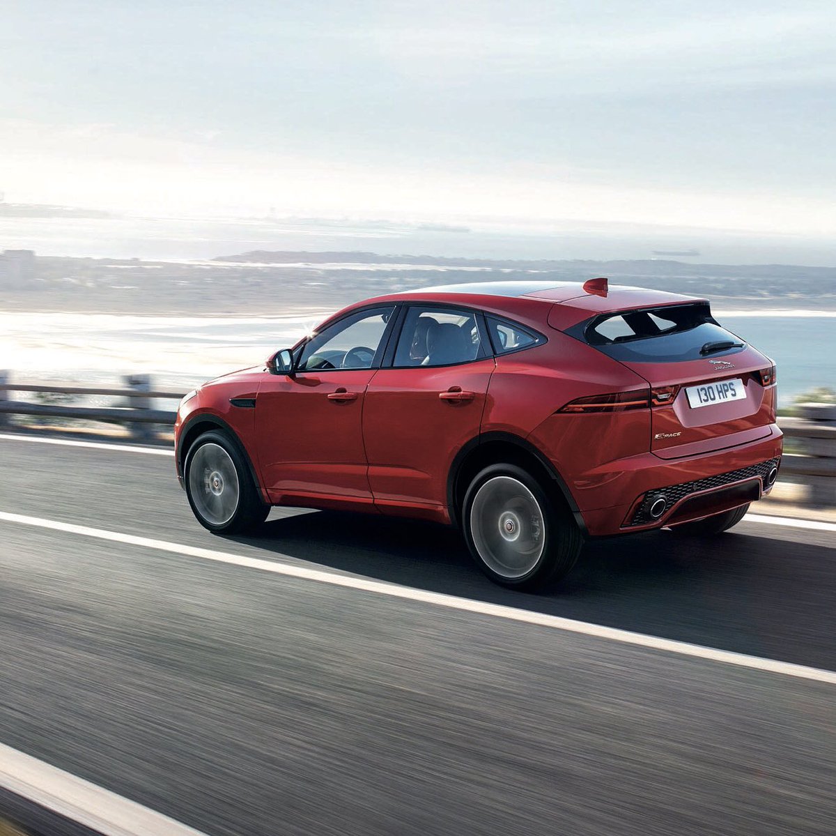 Para él ser libre es cambiar el sentido y esperar que el nuevo rumbo le lleve a otro destino. #Jaguar #EPACE