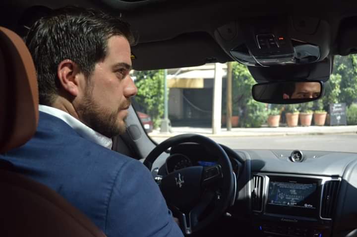 AltoStatus's tweet photo. Elegancia, gran estilo, y un espectacular Maserati son el complemento ideal de un Alto Status. Arturo Villanueva, gran ejemplo de ello. #AltoStatus #Maserati #TheBespokeClub #Polanco #ImagenPública https://t.co/BHC4D7MVal