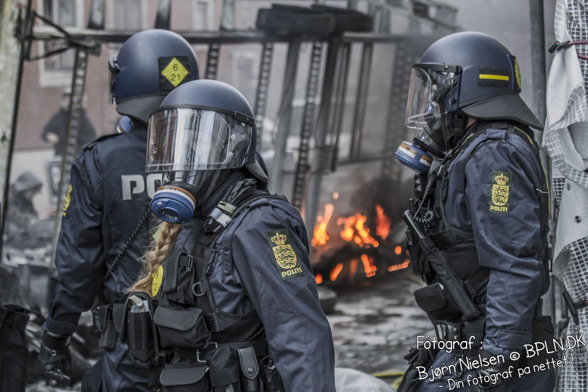 BjrnBpln's tweet photo. Godt kæmpe - mere ind 70 brænde på ca 12 timer er ikke hverdag for Hovedstadens Beredskab. Alle snakker om klovenen Rasmus Paludan, men jeg systen at både politi og beredskab har gjordt et flot stykke arbejde ... godt arbejdet @HBeredskab @BeredskabOest  @DANSKPOLITI https://t.co/fXlxjQuvMn