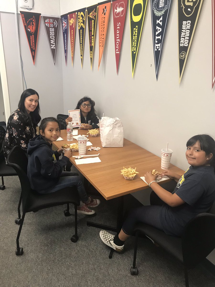 MoffittMustangs's tweet photo. Had a great lunch with these amazing 3rd graders! 🍔🍟 #nlmusd #Lunchwiththeprincipal https://t.co/iqceMplhSD