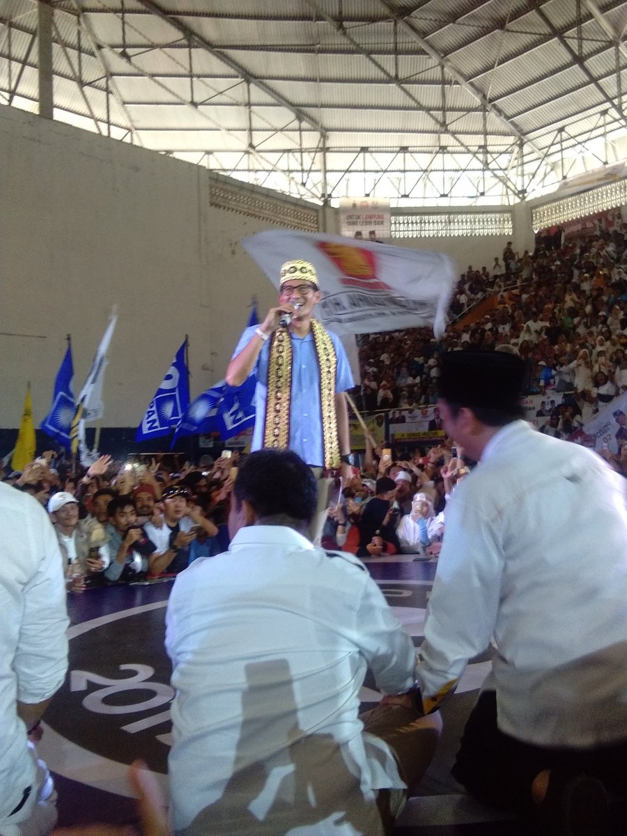 MartinAldhoip78's tweet photo. Lupa mau post foto2 @sandiuno Waktu di Lampung..deket bener jaraknya,bs salaman dg Abang tampan,tajir n soleh
#RabuTusuk02PrabowoSandi https://t.co/tmFD5i8lys