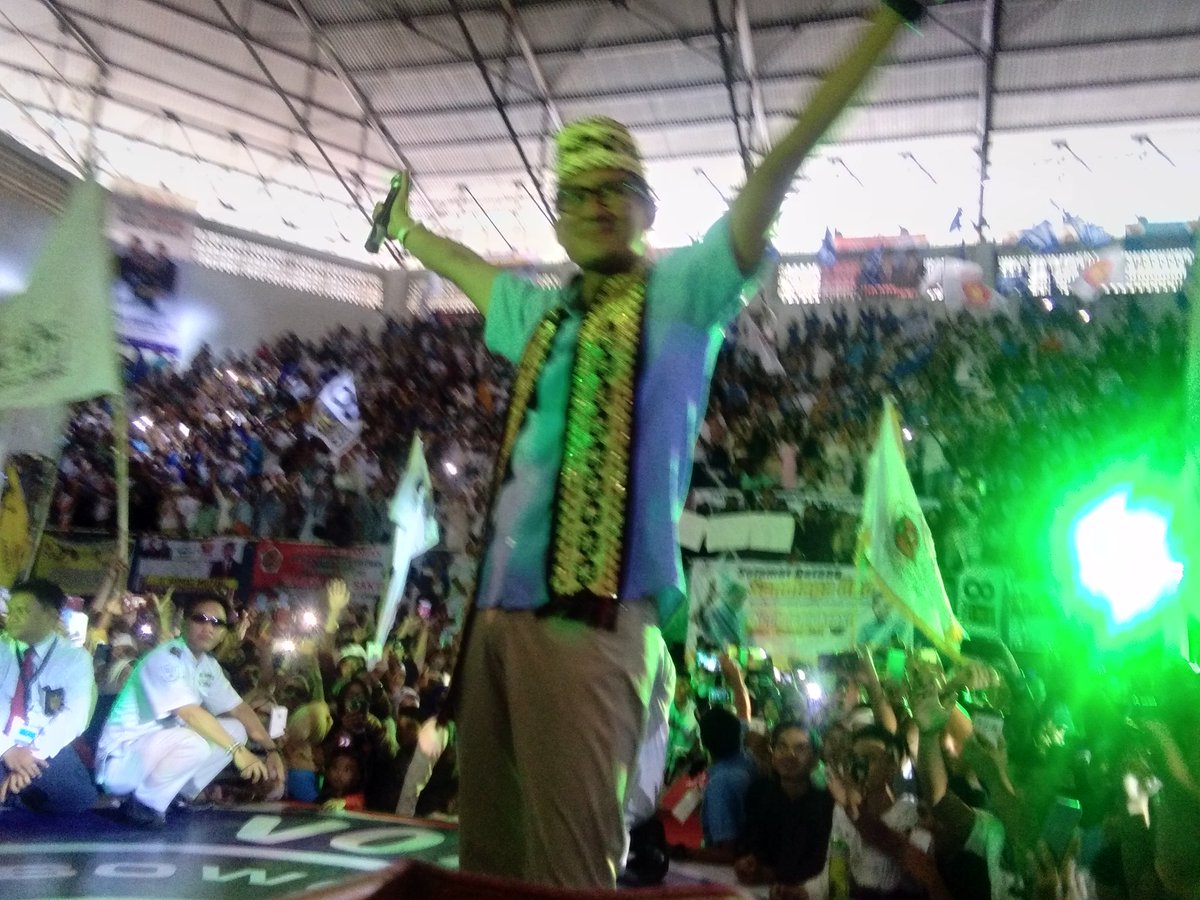 MartinAldhoip78's tweet photo. Lupa mau post foto2 @sandiuno Waktu di Lampung..deket bener jaraknya,bs salaman dg Abang tampan,tajir n soleh
#RabuTusuk02PrabowoSandi https://t.co/tmFD5i8lys