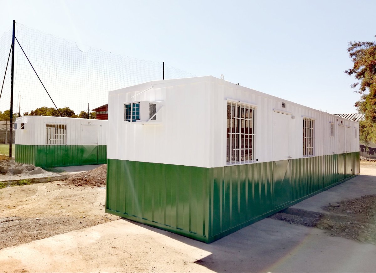 Nora_Cuevas's tweet photo. Hoy se comenzó a escribir una nueva historia en #LoHerrera con una inversión 100% municipal de instalan los containers que darán vida al nuevo #Reten de @Carabdechile del sector @SanBernardocl 👮👍 https://t.co/bjxZVQM6Jl