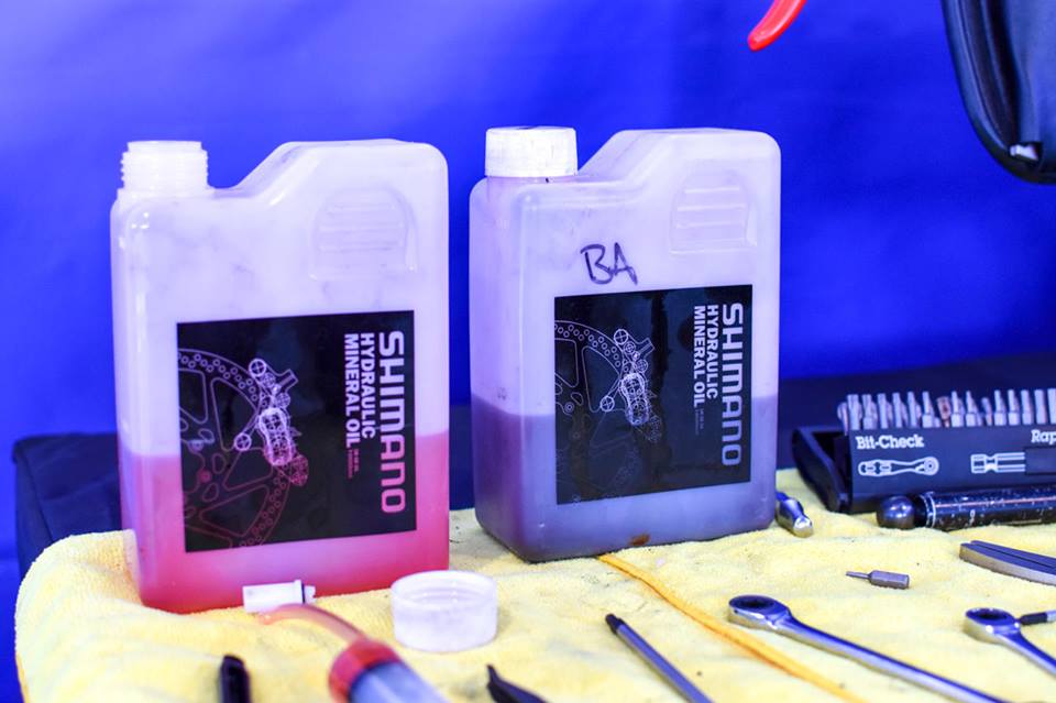 📢 Que el mantenimiento de tu bicicleta sea hecho por especialistas y con los mejores productos originales, como el aceite mineral Shimano para purgar frenos. ¿Querés saber dónde llevar tu máquina? Llevala a un Shimano Service Center: ➡️ bit.ly/BuscaTuSSC 💙🛠