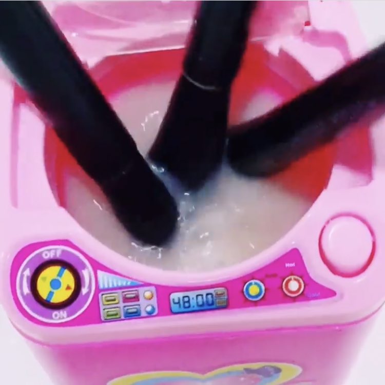りてゃん En Twitter これすごい 韓国ダイソーのおもちゃの洗濯機 メイクブラシ洗うのにめっちゃ便利 ちゃんと横についてるホースから 排水できるリアルさ 笑 次の渡韓で買おうかな