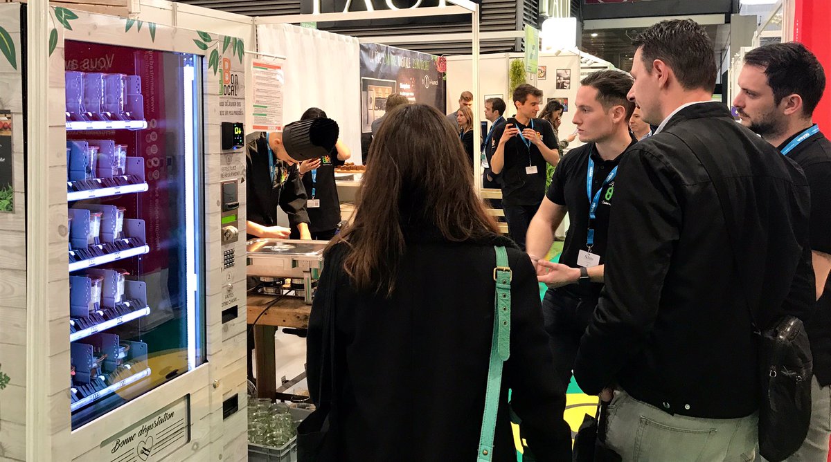 Les distributeurs réfrigérés aussi se réinventent pour offrir une expérience bio riche en saveurs à la pause déjeuner ! <a href="/LeBonBocal/">Le Bon Bocal</a> expose ses services et les visiteurs sont invités à une présentation avec dégustation 😊 #SAET2019