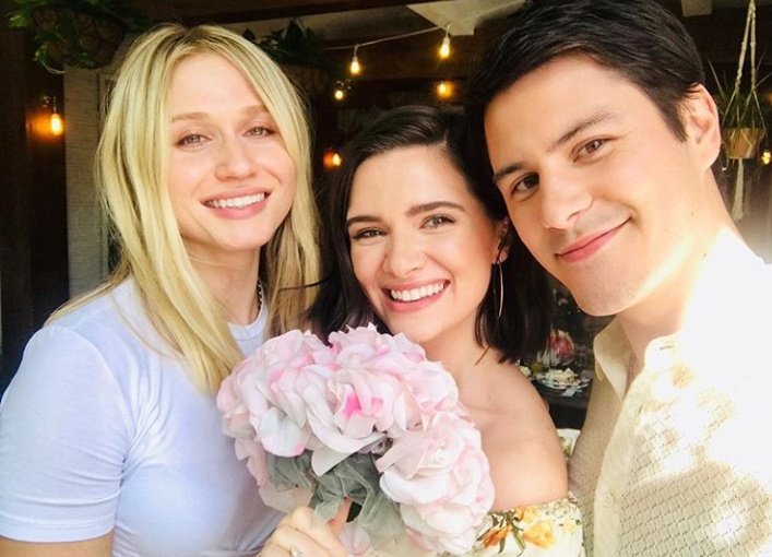 _Astronautaa's tweet image. A gente pode fingir que foi casamento de Karmy e o Shane foi testemunha? 
Ótimo 
#fakingit #karmy